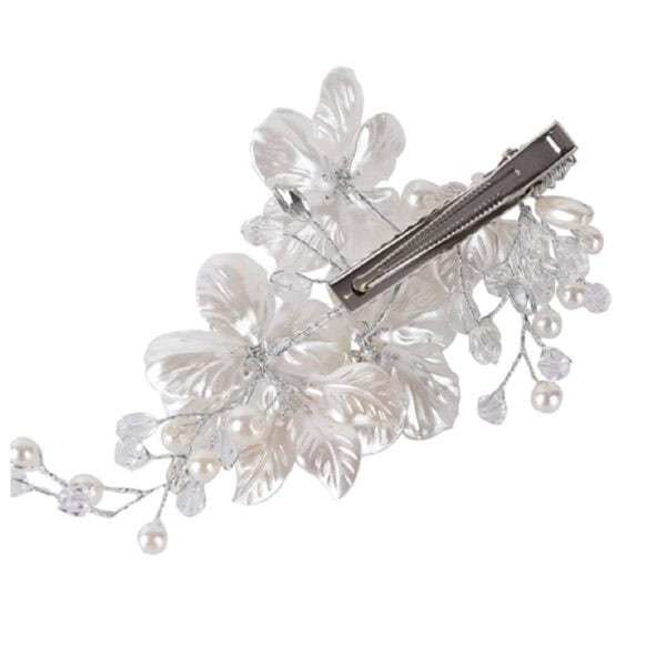 Νυφικό κλιπ με λευκά λουλούδια σε ασημί χρώμα με κρυσταλλάκια 15cm - Image 3