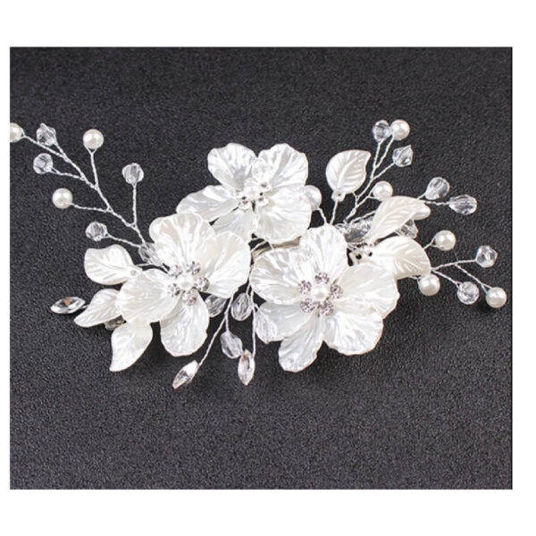 Νυφικό κλιπ με λευκά λουλούδια σε ασημί χρώμα με κρυσταλλάκια 15cm - Image 2