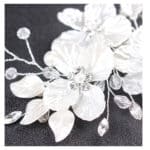 Νυφικό κλιπ με λευκά λουλούδια σε ασημί χρώμα με κρυσταλλάκια 15cm - Image 4