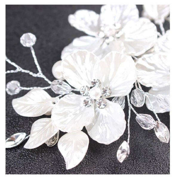 Νυφικό κλιπ με λευκά λουλούδια σε ασημί χρώμα με κρυσταλλάκια 15cm - Image 4