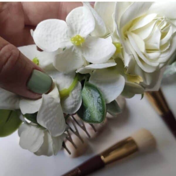 Νυφικό χτενάκι με  λευκά λουλούδια σαν αληθινά 23cm - Image 3