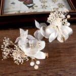 Νυφικό Σετ χτενάκι λουλουδιών σε χρυσό χρώμα 25cm + 2 κλιπ για παρανυφάκια 12cm με αποξηραμένα λουλουδάκια - Image 3