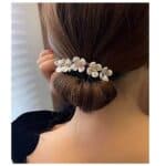 Γυναικεία πιάστρα με pearl λουλουδάκια για εύκολο κότσο - Image 3