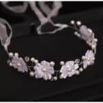 Νυφική Κορδέλα- Στεφάνι με πέρλες και Λευκά λουλουδάκια silver λευκή κορδέλα - Image 2