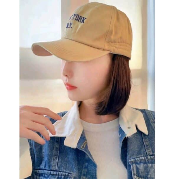 Γυναικείο Μπεζ καπέλο με ενσωματωμένα  μαλλιά  (Ποστίς) σε Καστανό σκούρο χρώμα - Image 2