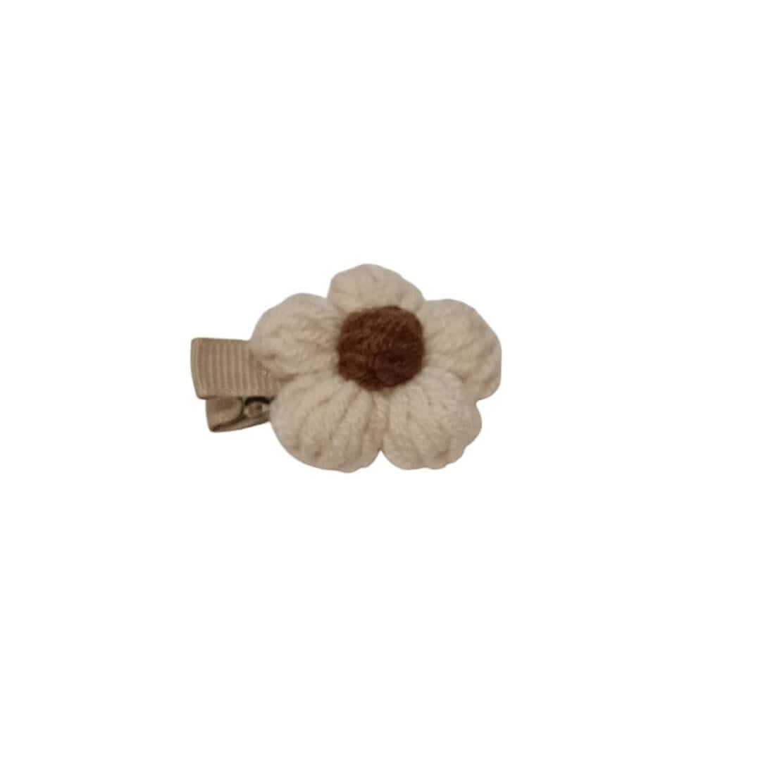 beige-clip-flower-protection-fabric Clip -Κοκαλάκι μαλλιών λουλουδάκι πλεκτό με προστασία 4cm - Beige - Image 1